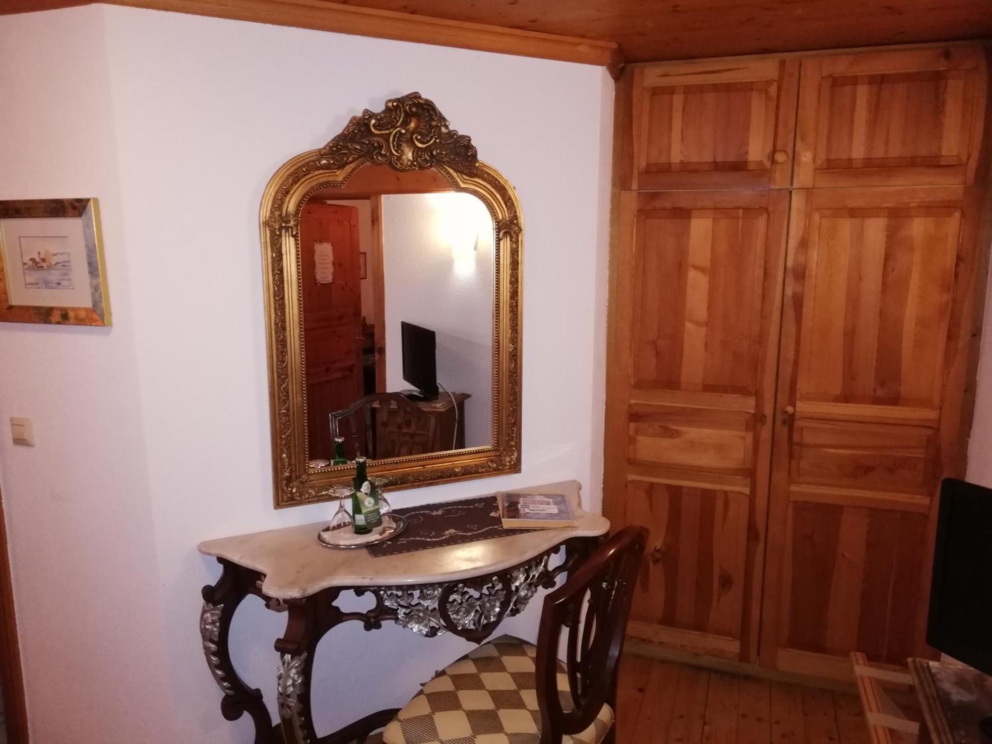 Alte Schreinerei-Auberge Harlekin Randegg Ruang foto